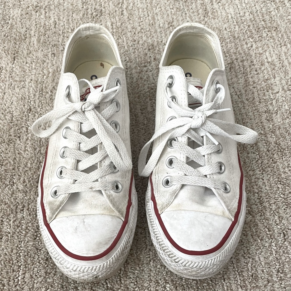White Converse in a Women’s Size 7, red lining on the sides, white laces!!